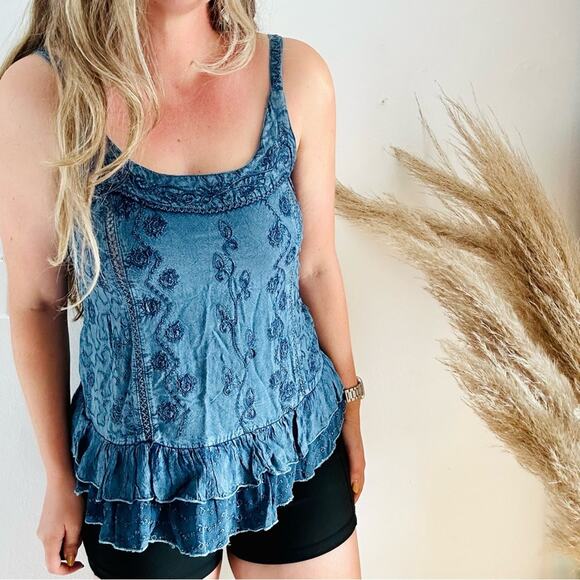 VINTAGE Cute Options Blue Denim Chambray Embroidered Ruffle Tank Top Blouse M - Picture 4 of 9